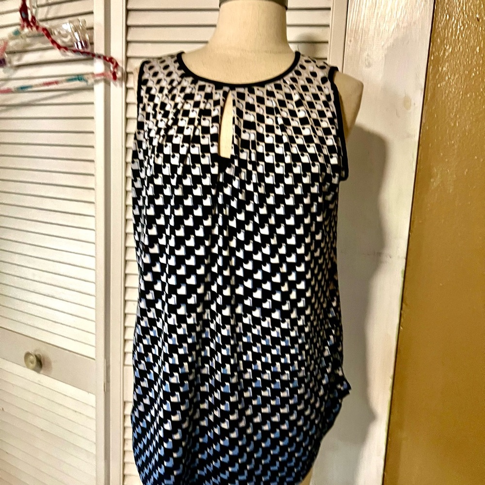 Sleeveless Black & White Geometric Keyhole Top